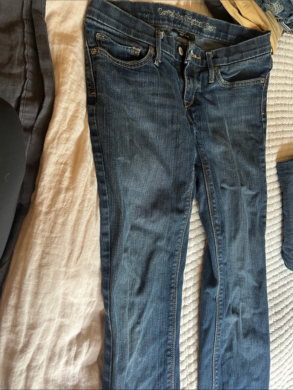 Levi's Medium (size 0-2 W) Classic Dark Wash Women’s Jeans - Blue